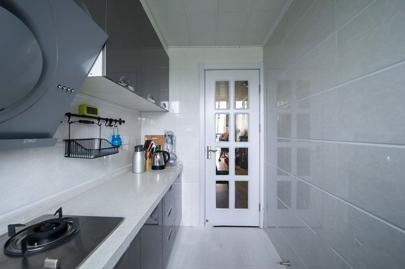 纯净简约厨房白色门装饰图