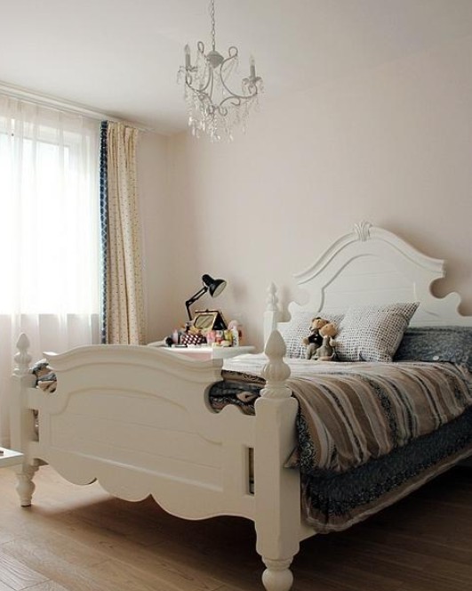 北欧小户型卧室白色床设计