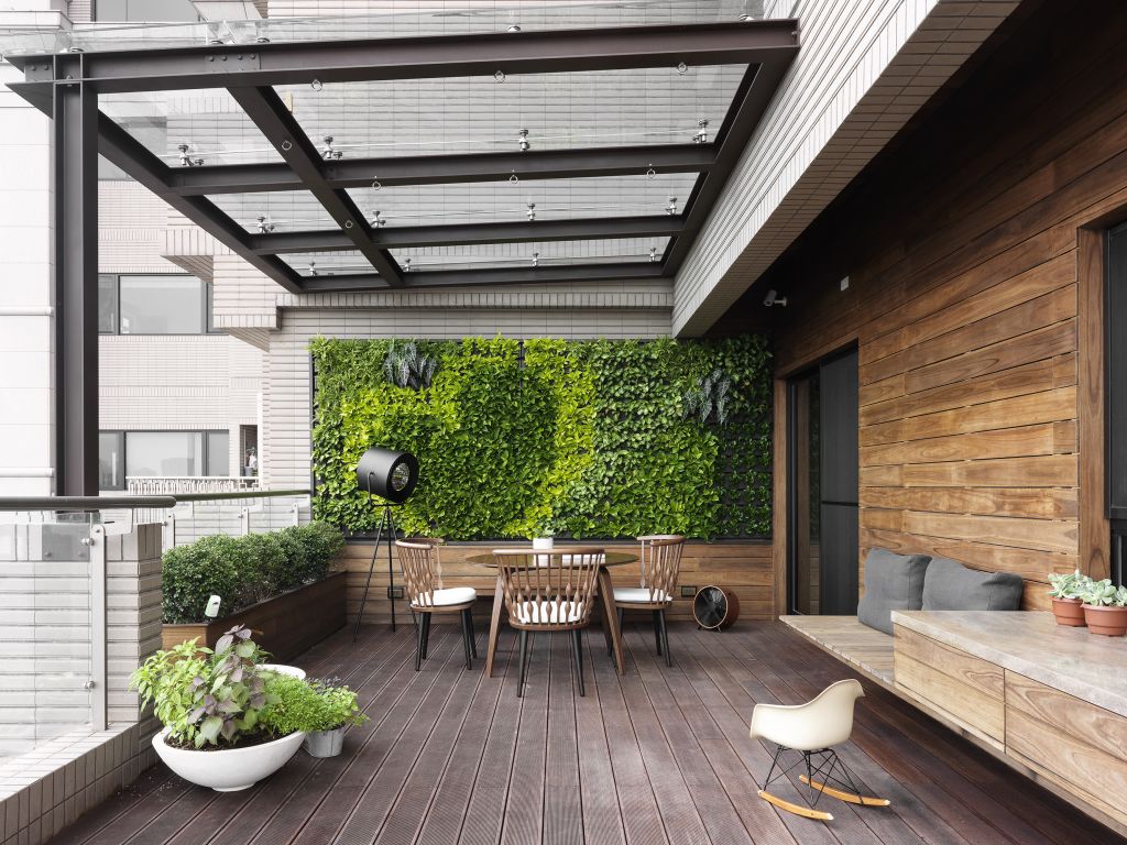 实木现代简约公寓阳台装饰图