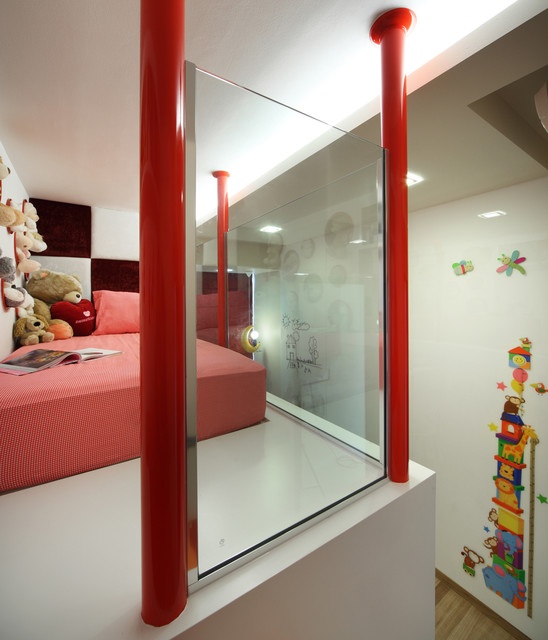 红色现代儿童房玻璃墙设计