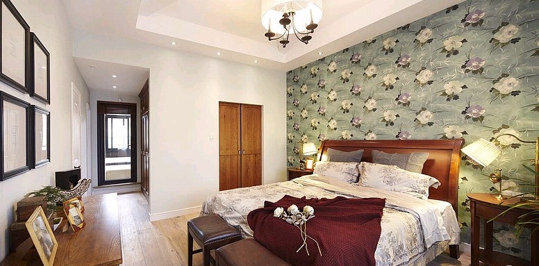 欧式田园卧室 床头花朵壁纸装饰