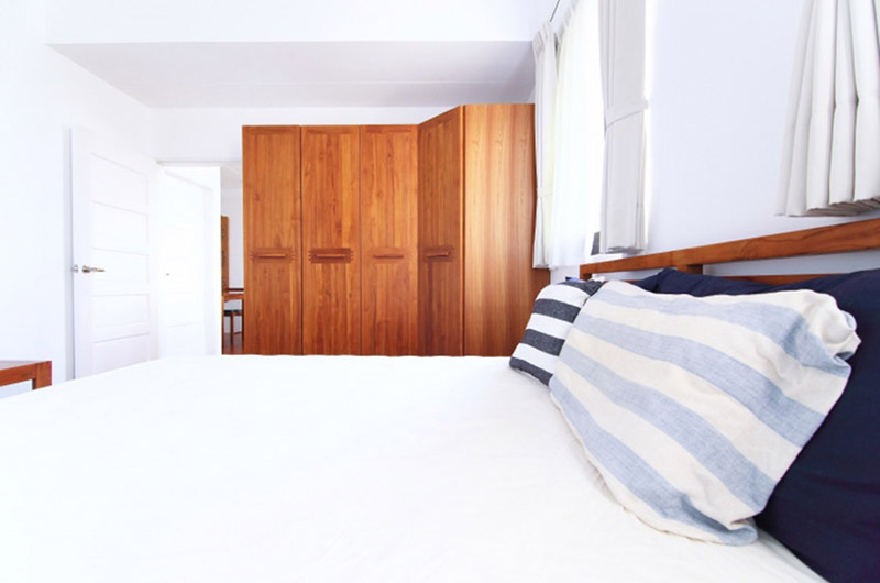 简洁日式卧室 转角实木衣柜设计