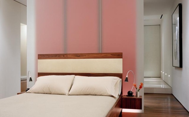 美式现代卧室 淡粉背景墙装潢图