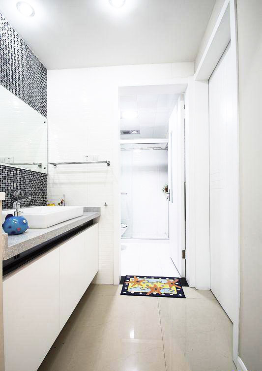 纯净白色简约风卫生间 狭长式卫浴柜设计