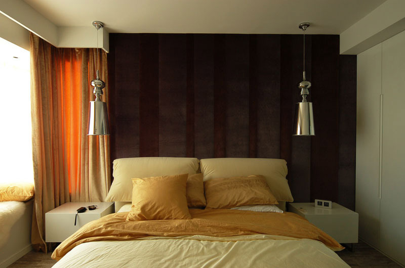温馨现代风卧室 咖色系条纹背景墙设计