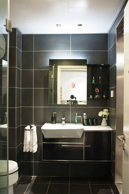 现代简约风卫生间 黑色浴室柜设计