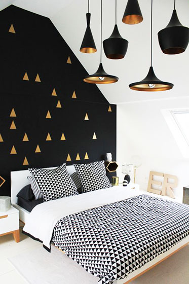 个性北欧风卧室 黑色+金色床头背景墙设计