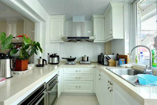 简美式厨房 白色U型橱柜设计