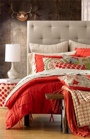 北欧田园风婚房卧室 红色床品设计