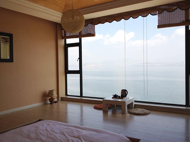 海景房现代宜家风卧室 落地窗布置装修图