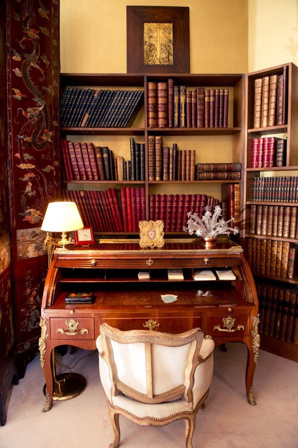 精致中式书房 实木雕花书桌效果图