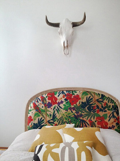 简约北欧风卧室 鹿头装饰床头背景墙设计