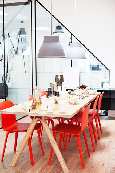简洁北欧风餐厅 红色餐椅添活力