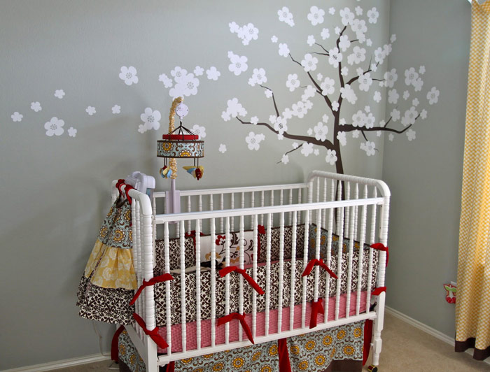 浅灰色北欧风婴儿房 樱花手绘墙设计