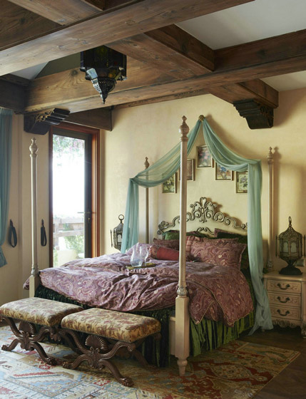 复古美式异域风情 实木条卧室吊顶设计