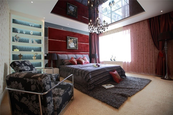 复古简欧风卧室 暗红色软包背景墙设计