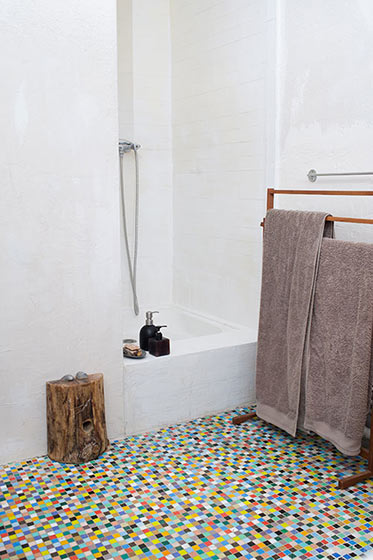 地中海风情浴室 小色块马赛克地砖效果图