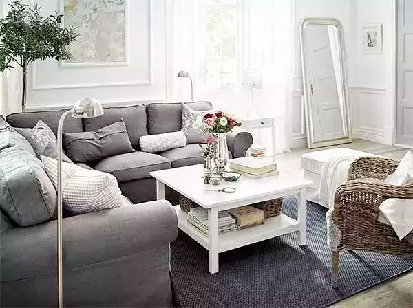 舒适北欧风客厅 浅灰色布艺沙发设计