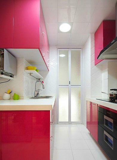 浪漫现代北欧风厨房 玫红色橱柜设计