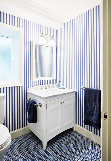 清爽地中海风情浴室 蓝白条纹壁纸效果图