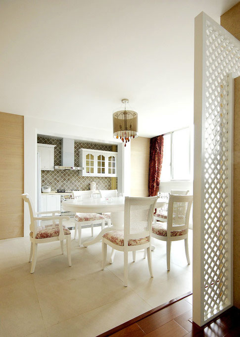 浪漫简洁欧式餐厅 白色圆形餐桌设计