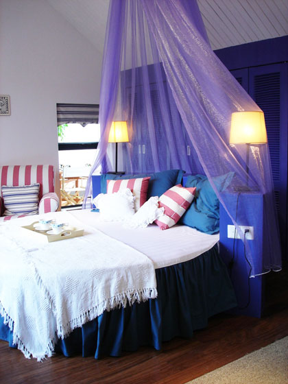 浪漫地中海风情卧室 紫色纱幔设计