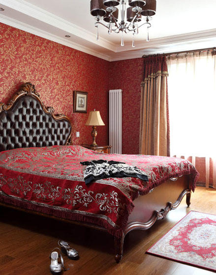 奢华欧式新古典卧室 红色背景墙设计