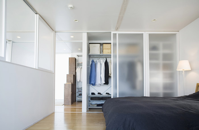 时尚简洁卧室 透明移门衣柜效果图