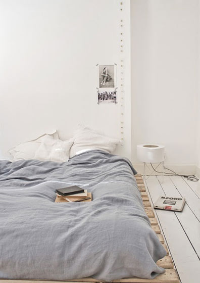 冷淡色简洁北欧风卧室 垫仓板床效果图
