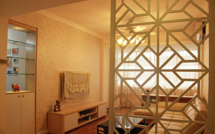 典雅新中式客厅 镂空隔断设计