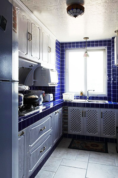 地中海风情厨房 蓝紫色马赛克墙砖效果图