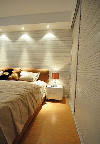 优雅简欧风卧室 条纹背景墙设计