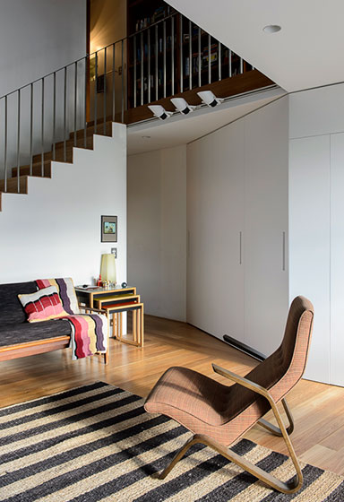 自然北欧风复式客厅 原木地板设计