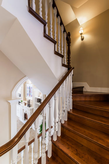 经典美式别墅实木楼梯效果图