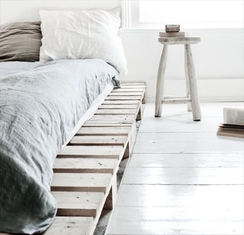 简约北欧风卧室垫仓板床设计