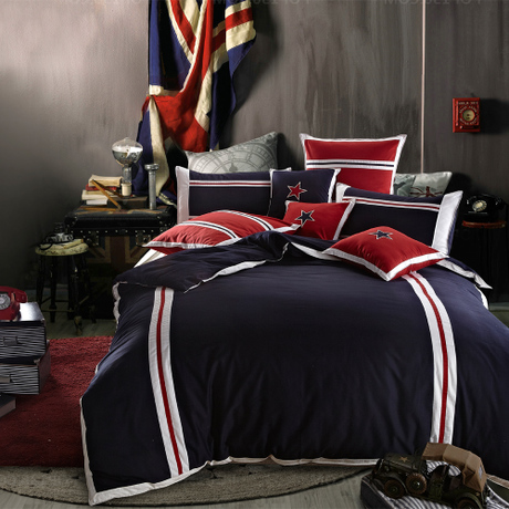 经典美式卧室 蓝红配床品设计