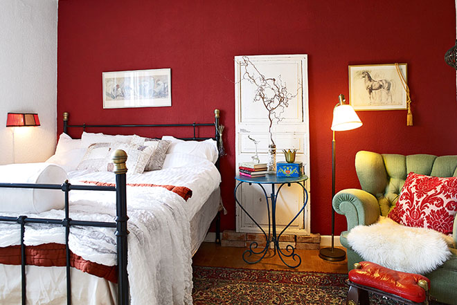 优雅北欧风卧室 暗红色背景墙设计