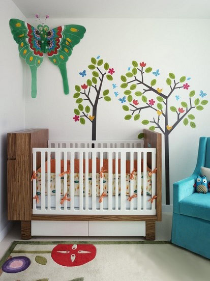 北欧风婴儿房彩色树手绘墙设计