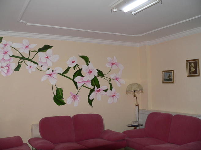 浪漫中式客厅 桃花枝手绘墙设计