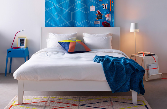 清爽北欧风卧室 湖蓝色床头背景墙设计