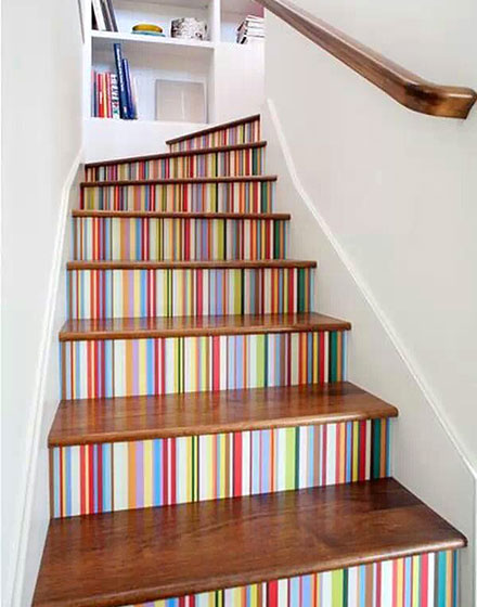 多彩竖条纹木质楼梯设计