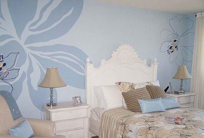 清新北欧风卧室 蓝色花卉手绘墙设计