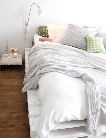 冷淡色北欧风卧室 白色垫仓板床设计