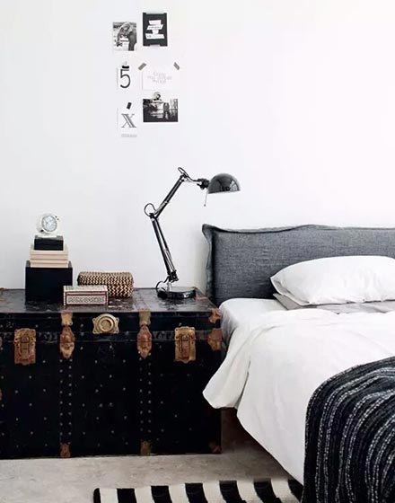 冷淡色北欧风卧室 古典皮箱床头柜设计