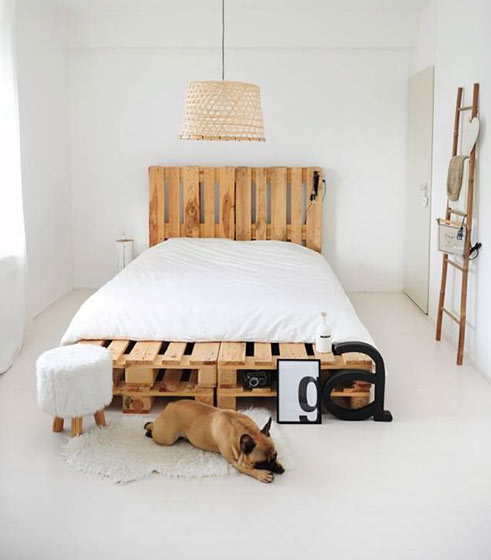 简洁北欧风卧室 原木垫仓板床效果图
