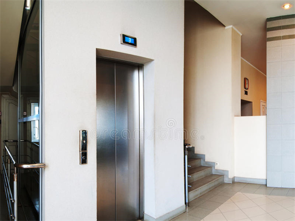 电梯爬梯的高度要求 电梯使用时的注意事项