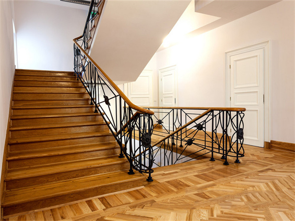 防腐木楼梯踏步有哪些优缺点 楼梯踏步贴砖注意事项