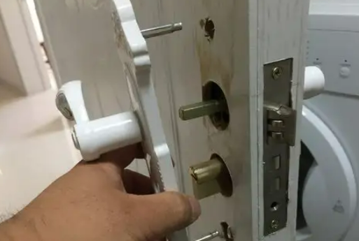 门锁芯挑选方法:1,观察锁芯的结构,结构决定防盗性能;2,插入钥匙观察