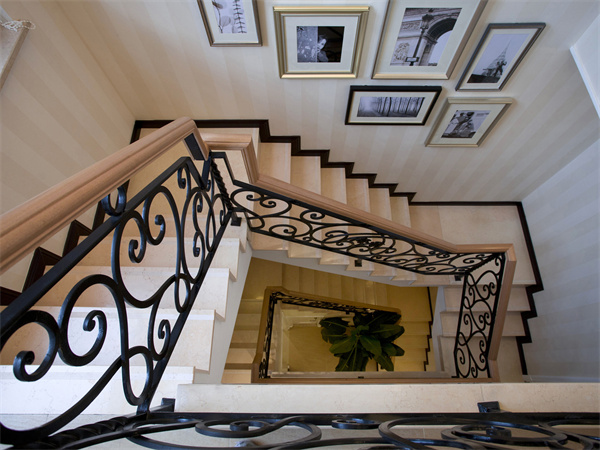钢结构艺术楼梯价格一般是多少 钢结构艺术楼梯的优点