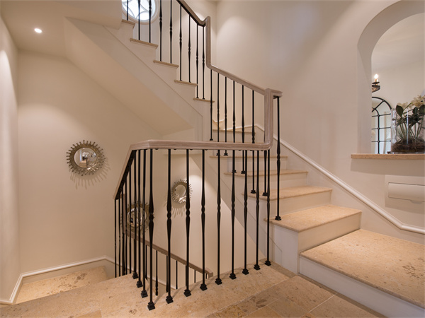 楼梯翻新时选择哪些材质比较好  楼梯下空间的利用方法